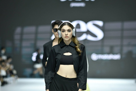 Fashion show koleksi brand ZES kolaborasi APR x Matahari x DuniaTex di Jakarta Fashion Week 2025, PIM 3, Jakarta, Kamis (24/10/2024). Foto: Jakarta Fashion Week/Getty Images