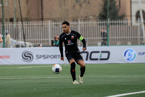 Aksi Lulinha saat Madura United vs SP Falcons dalam laga perdana Grup E AFC Challenge League 2024/25 di MFF Football Centre, Ulaanbaatar, Mongolia, pada Minggu (27/10). Foto: Madura United