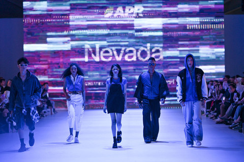Fashion show koleksi brand Nevada kolaborasi APR x Matahari x DuniaTex di Jakarta Fashion Week 2025, PIM 3, Jakarta, Kamis (24/10/2024). Foto: Jakarta Fashion Week/Getty Images