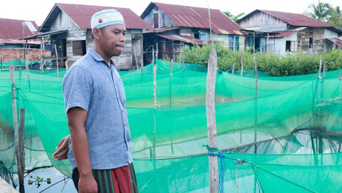 Salah satu pembudidaya ikan hias, Iksan Esnandan di Kawasan Kampung Budidaya Ikan Hias, Minggu (27/10). Foto: Nyms/abp/urban id