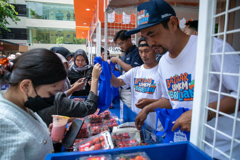 Klaster Mitra Bery sebagai kelompok usaha petani stroberi di Desa Lebakmuncang, Ciwidey, Bandung ikut serta dalam Bazaar UMKM BRILiaN di Kantor Pusat BRI, Jakarta. Foto: Dok. BRI