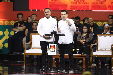Paslon nomor urut 02 Dharma Pongrekun-Kun Wardana saat Debat Kedua Pilgub Jakarta di City Beach International Stadium (BCIS) Ancol, Jakarta, Minggu (27/10/2024). Foto: Iqbal Firdaus/kumparan