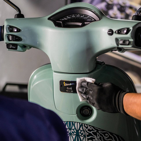 Vespa Batik Close Batch. Foto: Piaggio Indonesia