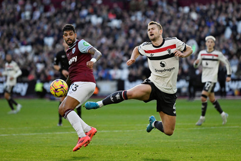 Pemain West Ham United Lucas Paqueta berebut bola dengan pemain Manchester United Matthijs de Ligt pada pertandingan Liga Inggris di Stadion London, London, Inggris, Minggu (27/10/2024). Foto: Tony O Brien/REUTERS