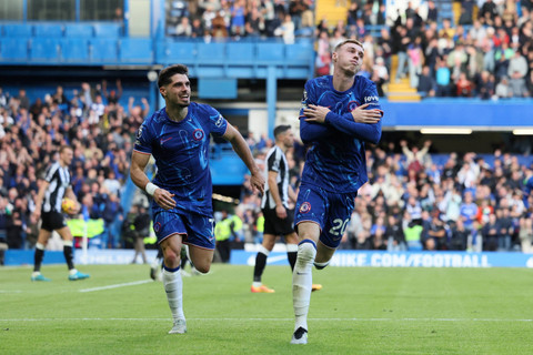 Selebrasi pemain Chelsea Cole Palmer usai mencetak gol ke gawang Newcastle United pada pertandingan Liga Inggris di Stamford Bridge, London, Inggris, Minggu (27/10/2024). Foto: Isabel Infantes/REUTERS
