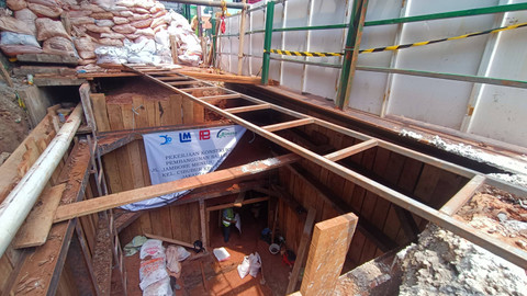 Kondisi depan rumah yang fondasinya terdampak galian saluran air Sudin SDA Jakarta Timur, Ciracas, Jaktim, Senin (28/10). Foto: Thomas Bosco/kumparan