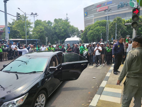 Mobil TNI yang mengevakuasi sandera anak 5 tahun di pospol Pejaten.  Foto: Syawal Febrian Darisman/kumparan