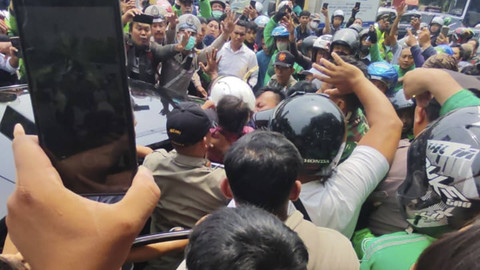 Momen seorang anak yang di sandera berhasil dievakuasi dari pelaku di Jalan Warung Jati Barat, Jakarta Selatan, Senin (28/10/2024). Foto: Syawal Febrian Darisman/kumparan