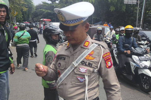Salah satu anggota polisi yang terluka usai evakuasi korban di Jalan Warung Jati Barat, Jakarta Selatan, Senin (28/10/2024). Foto: Syawal Febrian Darisman/kumparan