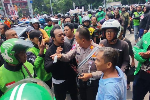 Kericuhan polisi dan ojol  saat proses evakuasi anak perempuan yang disandera di Pejaten, Jakarta Selatan, Senin (28/10/2024). Foto: Syawal Darisman/kumparan
