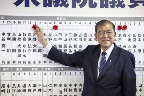 Perdana Menteri Jepang Shigeru Ishiba berbicara kepada media di markas besar Partai Demokratik Liberal (LDP), Minggu (27/10/2024). Foto: Takashi Aoyama/Pool via REUTERS