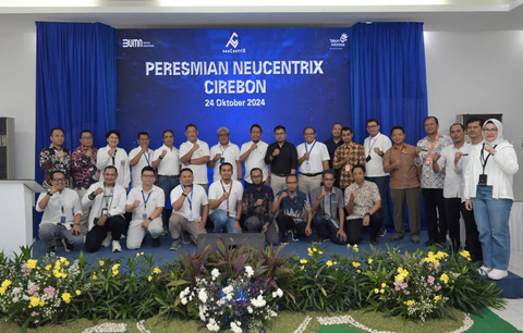 Pelanggan neuCentrIX Cirebon, Board of Directors Telkom, Senior Leaders Telkom, dan tim teknis Telkom usai peresmian neuCentrIX Cirebon, beberapa waktu lalu. Foto: Dok. Telkom