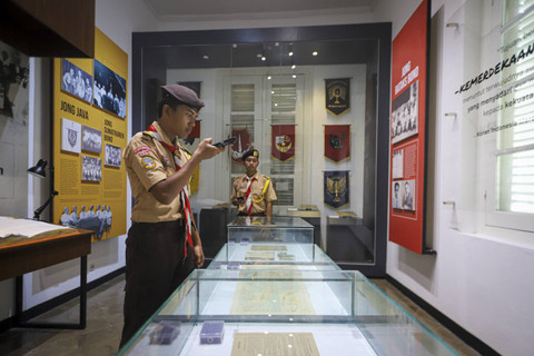 Pelajar melihat diorama peristiwa Sumpah Pemuda di Museum Sumpah Pemuda, Jakarta, Senin (28/10/2024). Foto: Iqbal Firdaus/kumparan