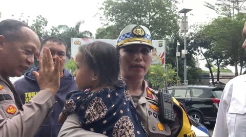 Bocah 7 tahun yang disandera tiba di Polres Metro Jakarta Selatan. Foto: Rachmadi Rasyad/kumparan