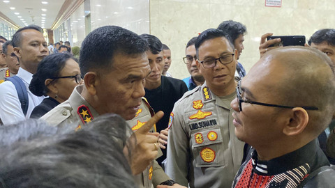 Momen Kapolda NTT Daniel Tahi berbicara dengan Ipda Rudy Soik di gedung DPR RI, Jakarta pada Senin (28/10/2024). Foto: Abid Raihan/kumparan