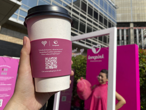 Kopi Kenangan dan Lovepink luncurkan coffee sleeve berbentuk benjolan biji kopi, dorong kesadaran deteksi kanker payudara sedari dini.   Foto: Dok. Kopi Kenangan