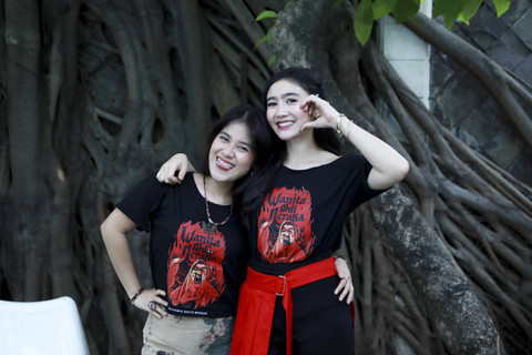 Ashira Zamita dan Febby Rastanty pemeran film Wanita Ahli Neraka saat berkunjung ke kantor kumparan, Jakarta, Senin (28/10/2024). Foto: Syawal Febrian Darisman/kumparan