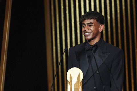 Pemain Barcelona Lamine Yamal berfoto dengan trofi saat menerima penghargaan Ballon d'Or dalam acara penganugerahan Ballon d'Or France Football 2024 di Theatre du Chatelet, Paris, Prancis, Senin (28/10/2024). Foto: Franck Fife/AFP