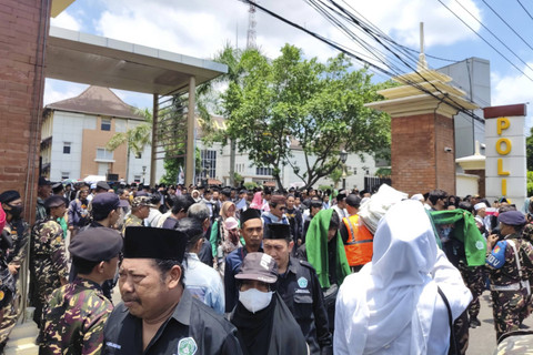 Ribuan santri dari berbagai pondok pesantren menggeruduk Polda DIY, Selasa (29/10/2024). Foto: Arfiansyah Panji Purnandaru/kumparan