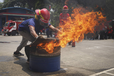 Relawan mengikuti pelatihan memadamkan api di Kantor Suku Dinas Penanggulangan Kebakaran dan Penyelamatan Kota Jakarta Utara, Semper, Jakarta, Rabu (29/10/2024). Foto: Iqbal Firdaus/kumparan