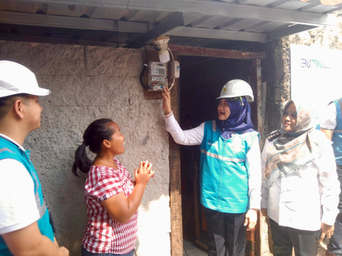 Pegawai PLN donasi pemasangan listrik untuk keluarga kurang mampu lewat program Light Up The Dream dalam memperingati Hari Listrik Nasional (HLN) ke-79. Foto: Dok. PLN