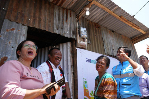 Rumah warga yang menerima bantuan pemasangan listrik dari pegawai PLN lewat program Light Up The Dream dalam memperingati Hari Listrik Nasional (HLN) ke-79. Foto: Dok. PLN