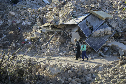 Orang-orang memeriksa kehancuran di lokasi serangan udara Israel semalam di lingkungan Barak Gouraud di kota Baalbek, Lebanon timur, Selasa (29/10/2024). Foto: Nidal Solh/AFP