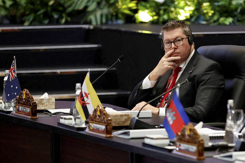 Menteri Industri Pertahanan Australia Pat Conroy memberi isyarat selama Pertemuan Menteri Pertahanan Perhimpunan Bangsa-Bangsa Asia Tenggara (ASEAN) ke-10 Plus di Jakarta, Indonesia, 16 November 2023.  Foto: Willy Kurniawan/REUTERS