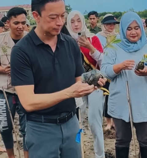 Tom Lembong memperingati Sumpah Pemuda di Aceh dengan menanam bibit tanaman, 28/10/2024. Foto: INstagram/@tomlembong