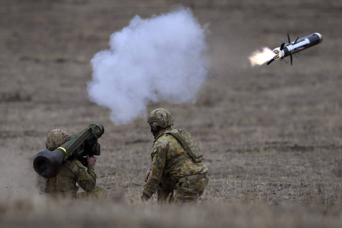 Prajurit Angkatan Darat Australia menembakkan rudal antitank Javelin selama Latihan Chong Ju, sebuah demonstrasi tembakan langsung yang menampilkan kemampuan persenjataan gabungan Angkatan Darat Australia di Pangkalan Militer Puckapunyal. Foto: William West/AFP