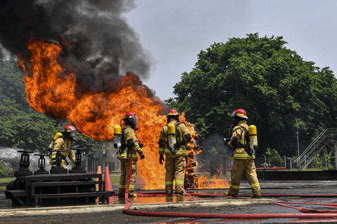 Peserta berusaha memadamkan api saat mengikuti 3rd upstream fire & rescue challenge di Pertamina HSE Training Center Sungai Gerong Kabupaten Banyuasin, Sumatera Selatan, Kamis (30/10/2024). Foto: Nova Wahyudi/ANTARA FOTO