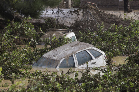 Mobil-mobil duduk terendam di area yang tergenang banjir setelah hujan deras dan banjir di Alora, Spanyol 29 Oktober 2024. Foto: Jon Nazca/Reuters