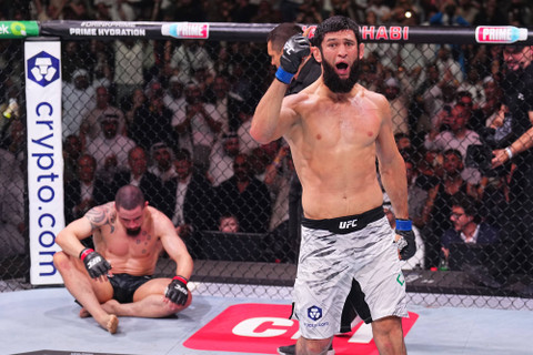 Robert Whittaker vs Khamzat Chimaev saat UFC 308 di Etihad Arena, Abu Dhabi, Uni Emirat Arab, pada Minggu (27/10) dini hari WIB. Foto: Mola