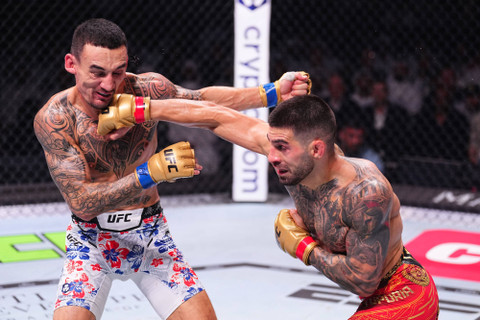 Max Holloway vs Ilia Topuria saat UFC 308 di Etihad Arena, Abu Dhabi, Uni Emirat Arab, pada Minggu (27/10) dini hari WIB. Foto: Mola
