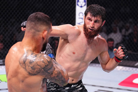 Magomed Ankalaev vs Aleksandar Rakic  saat UFC 308 di Etihad Arena, Abu Dhabi, Uni Emirat Arab, pada Minggu (27/10) dini hari WIB. Foto: Mola