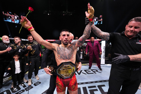 Ilia Topuria usai duel UFC 308 di Etihad Arena, Abu Dhabi, Uni Emirat Arab, pada Minggu (27/10) dini hari WIB. Foto: Mola