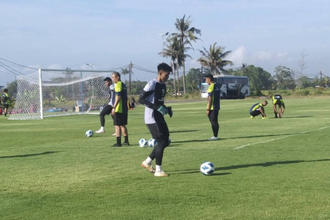 Penjaga gawang Timnas U20 Muhammad Hafizh Rizkianur menjalani pemusatan latihan bersama 33 orang pemain lainnya menjelang Piala Asia 2025 di Pemusatan Latihan Bali United Pantai Purnama, Kabupaten Gianyar, Bali, Rabu (30/10/2024). Foto: Dewa Ketut Sudiarta Wiguna/ANTARA