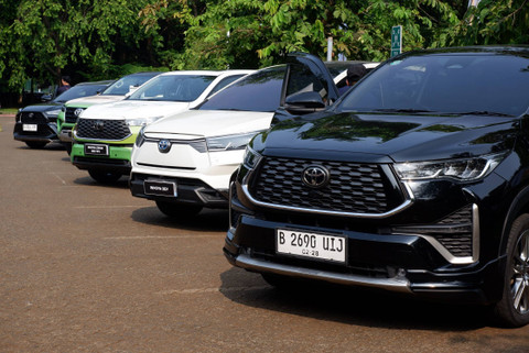 Deretan kendaraan bermotor dan elektrifikasi rendah emisi serta hemat BBM di Universitas Indonesia, Rabu (30/10/2024). Foto: Sena Pratama/kumparan