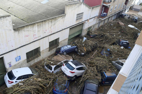 Sejumlah mobil menumpuk akibat banjir di Picanya, dekat Valencia, Spanyol timur, Rabu (30/10/2024). Foto: Jose Jordan/AFP