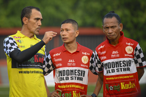 Mantan kiper Timnas Indonesia Erick Ibrahim (kiri), mantan pesepak bola Timnas Indonesia Ismed Sofyan (tengah), dan Rochy Putiray (kanan) berbincang sebelum mengikuti laga amal di Asiop Stadium, Jakarta, Rabu (30/10/2024). Foto: Muhammad Ramdan/ANTARA FOTO