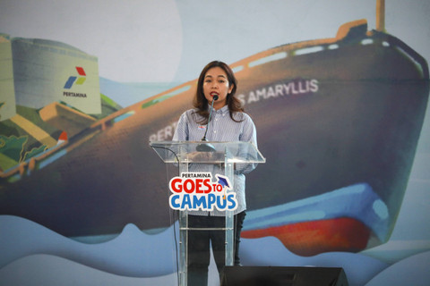 Pjs Corporate Secretary PT Pertamina International Shipping Vega Pita memberikan sambutan saat menghadiri Pertamina Goes to Campus di Graha ITS, Surabaya, Rabu (30/10/2024). Foto: Dicky Adam Sidiq/kumparan