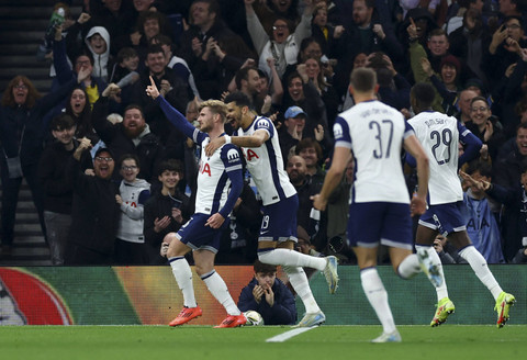 Pemain Totenham Hotspurs Timo Werner berselebrasi bersama rekan setimnya usai mencetak gol ke gawang Manchester City dalam 16 Besar Piala Carabao Cup di Tottenham Hotspur Stadium, London, Inggris, Rabu (30/10/2024). Foto: Dylan Martinez/REUTERS