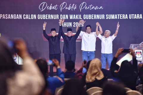 Dua paslon Pilgub Sumut pada debat perdana di Grand Mercure Hotel, Kota Medan, pada Rabu (30/10/2024).  Foto: Dok. Istimewa