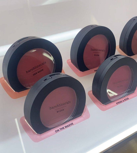 bareMinerals powder blush on, hadir dalam tujuh shades di Indonesia. Foto: Judith Aura/kumparan