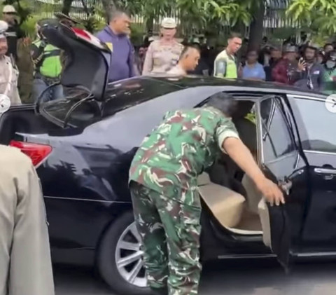 Serda Wahyu Hidayat, Bintara Pembina Desa (Babinsa) dari Koramil 03/Pasar Minggu, Kodim 0504/Jakarta Selatan, menjadi sorotan setelah aksi heroiknya dalam menyelamatkan seorang anak dari situasi penyanderaan di Pos Polisi Lalu Lintas, Pasar Minggu. Foto: Dok. Puspen TNI