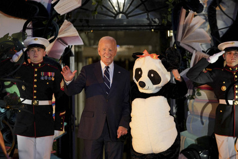 Presiden AS Joe Biden dan ibu negara AS Jill Biden dengan kostum panda menjadi tuan rumah perayaan trick-or-treaters untuk Halloween di Gedung Putih di Washington, AS, 30 Oktober 2024. Foto: Nathan Howard/REUTERS