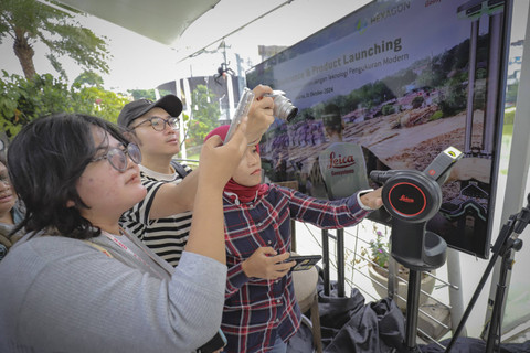 Warga mencoba perangkat terbaru dari Leica saat peluncuran tiga perangkat terbaru yaitu Leica GS05, Leica Disto X6, dan Leica Disto D5 dari PT Datascrip bersama Leica Geosystems di DION Senayan Park, Jakarta, Kamis (31/10/2024). Foto: Jamal Ramadhan/kumparan