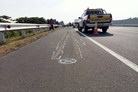 Polisi saat melakukan olah TKP di lokasi kecelakaan yang menewaskan 3 kru tvOne. Foto: Dok. Polres Pemalang