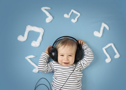 Ilustrasi Bayi Pakai Headphone. Foto: Shutterstock