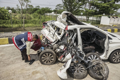 Mobil tvOne yang kecelakaan di Tol Pemalang, Kamis (31/10/2024). Foto: Harviyan Perdana Putra/ANTARA FOTO